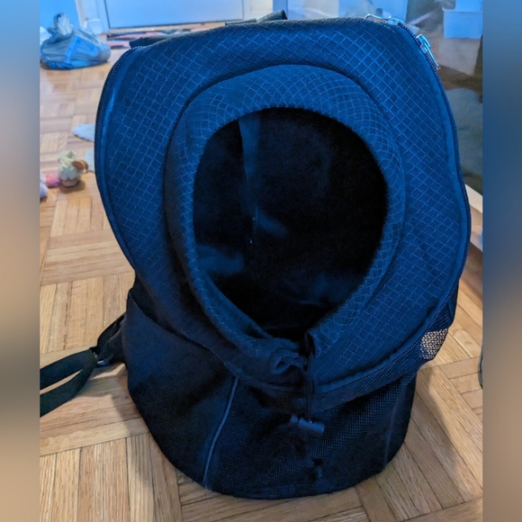 Dog carrying backpack - Picture 2 of 4